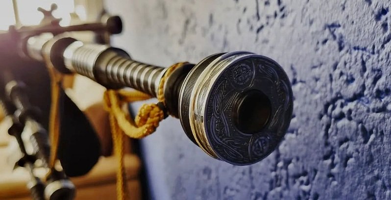 Doedelzakspeler Bruce Korthout speelt Schotse Highland bagpipe op een evenement in Nederland